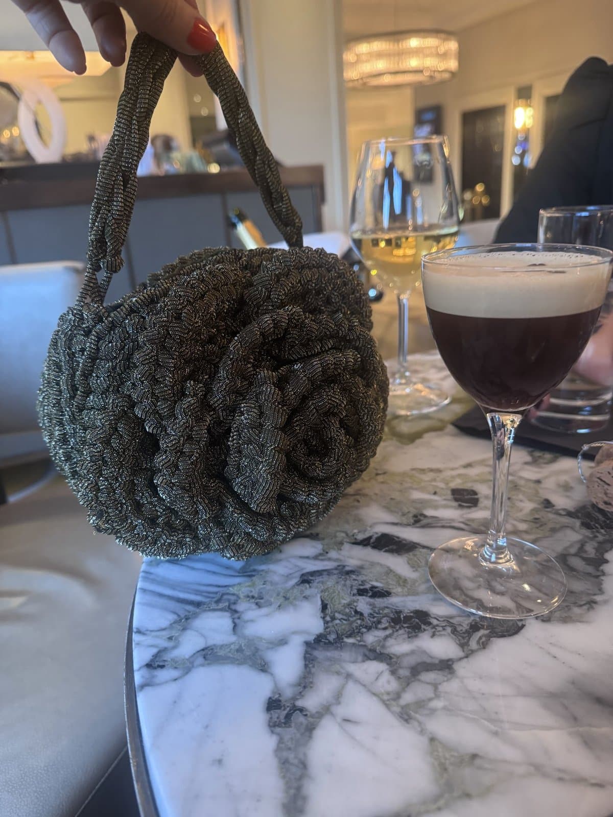Rosevesken holdt opp ved et marmorbord med en espresso martini