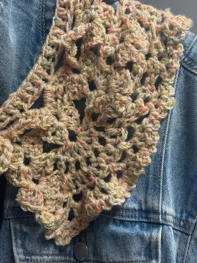 Knytekragen i tweed, nærbilde